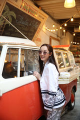 组图：蒋梦婕素雅潮服镂空装尽显女人味