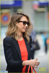 组图：阿尔芭穿衣失败 脚踩平底鞋双腿短小粗壮