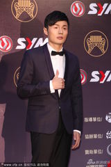 组图：大热黑马李荣浩红毯帅气 竖大拇指自信