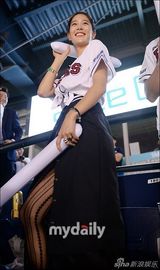 组图：韩国艺人CLARA(李成敏)性感造型亮相棒球比赛现场