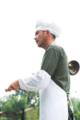 组图：《神犬奇兵》热播 汪爸杨烁爆趣味厨师照