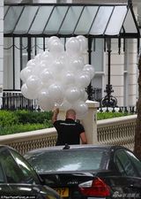 组图:小贝为女儿办3岁生日宴 银色字母气球抢眼