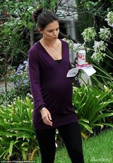 组图：前阿汤嫂挺大肚现身片场 穿休闲装变慈母