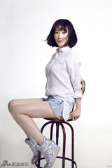 组图：孙嘉曝光清新写真 素衣热裤显文艺气质