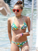 组图：神发育！麦当娜17岁女比基尼秀圆挺酥胸