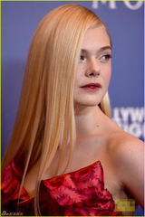 组图：范宁着裹胸礼服狂吸睛 不停甜笑金发迷人