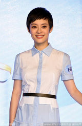 组图：孙俪白衣蓝裙清纯装扮 产后复出捞金