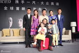 组图：《亲爱的》首映 赵薇黄渤与孩子温馨互动