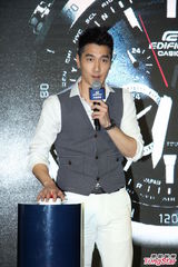 组图：赵又廷高圆圆好事近 情侣档抵沪分开捞金