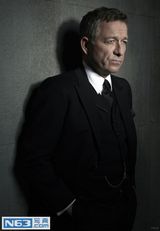 组图：蝙蝠侠前传《哥谭》新剧照 戈登揍企鹅人