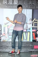 组图：多变哈林(庾澄庆)唱金曲 登小巨蛋万人同欢