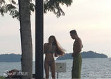 组图：高虎昔日揽比基尼美女 海边度假推油按摩