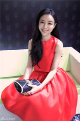 组图：张静初简约无袖真丝红裙 甜美娇俏亮相