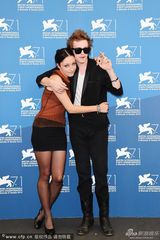 组图：《天知道》亮相威尼斯 性格男琼斯竖中指