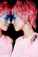 组图：谭维维拍杂志时尚大片 多元演绎自然色彩