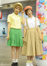 组图：日本双胞胎模特走红 面孔精致似洋娃娃