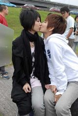 策划：S.H.E出道13周年纪念日 闺蜜之吻大盘点