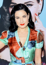 组图：脱衣舞娘蒂塔-万提斯雪肤迷人 印花裙裹胸红唇诱惑