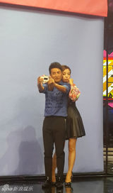 组图：赵薇录节目秒变女神经 嘟嘴卖萌玩自拍