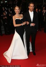组图：S女王捧场老公新片 红毯鸳鸯羡煞旁人