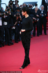 组图：李宇春黑衣裤亮相戛纳 中性风帅气