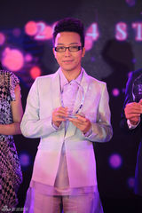 组图：李玉刚跨界挑战T台 彰显温文儒雅之风