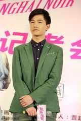 组图：《暴走神探》杀青 周冬雨“表白”阮经天