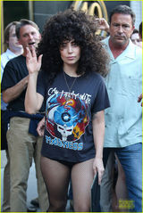 组图：Gaga高跟靴黑网袜魅惑十足 爆炸头吸睛