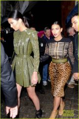 组图：卡戴珊与妹巴黎看秀 身高无优势曲线赢定