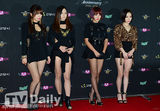 组图：韩团EXO-K出席活动 黑色正装似王子