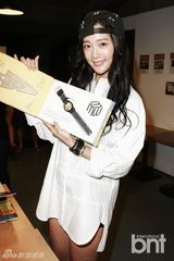 组图：韩星Clara(李成敏)出席活动 下衣失踪秀美腿