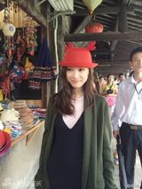 组图：倪妮晒旅游美照 小肚微凸疑怀孕