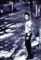 组图：杜俊泽秋意写真曝光 透视装秀肌肉线条