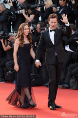 组图：威尼斯开幕红毯 演员爱德华-诺顿玩自拍