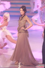 组图：港姐十强首轮问答搞笑 个性礼服展风姿