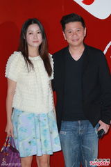 组图：郑希怡大婚热吻老公 欲为阿娇牵红线