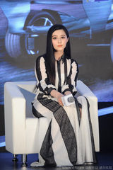 组图：范冰冰条纹长裙亮相 撩发甜笑显优雅大方