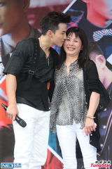 组图：敖犬开心回归 Lollipop不再四缺一