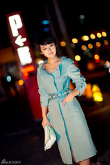 组图：张佳宁沉醉夜色魅影 玩转真空变时尚icon