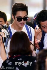 组图：李敏镐低调现身机场 粉丝围堵人山人海