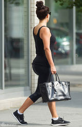 组图：金-卡戴珊穿性感蕾丝裙 与粉丝亲密合影