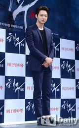 组图：朴有天宣传新片心情超好笑不停