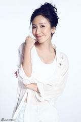 组图：娄艺潇白色纯净大片曝光 笑容温暖明媚