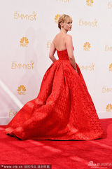 组图：《广告狂人》詹纽瑞-琼斯抹胸红裙甜美