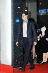 独家：崔丹尼尔宣传新片戴眼镜似哈利波特