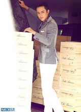 组图：明道意大利街头写真彰显随性帅气