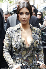 组图：金-卡戴珊推婴儿车外出 坎耶示意噤声