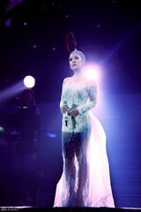 组图：丁当首次攻顶香港红馆 黄家强现身助阵