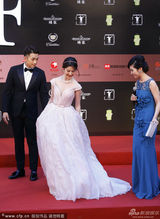 组图：《露水红颜》剧组亮相 刘亦菲白裙仙气足