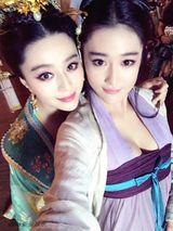 组图：张馨予晒和范冰冰合照 二人挤胸卖萌(图)